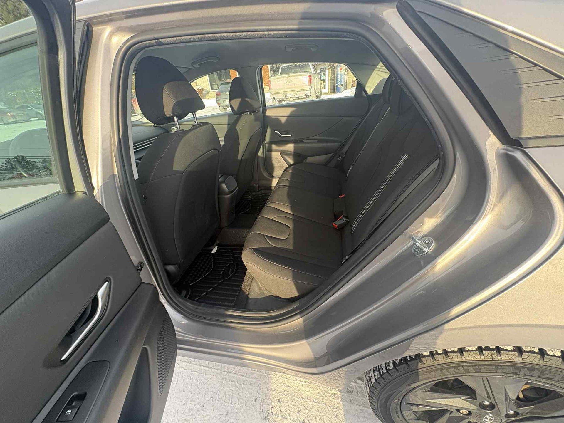 Hyundai Elantra 2023 - Thumbnail 6